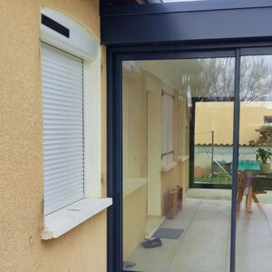 Volets roulants solaires Quarto avec coffre arrondi installés à Revel, remplaçant des volets bois battants pour plus de confort, de sécurité et de modernité